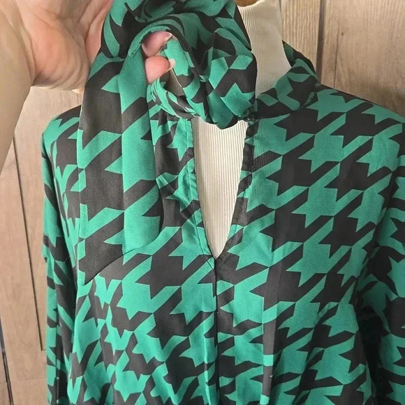 Geometric Green and Black Women's Top blouse - Picture 5 of 10